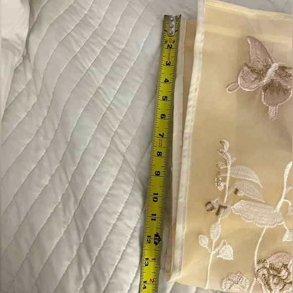 Stylish Dior Beauty GWP tote.
Cream Lace tote with embroidered buttertly - Picture 13 of 14